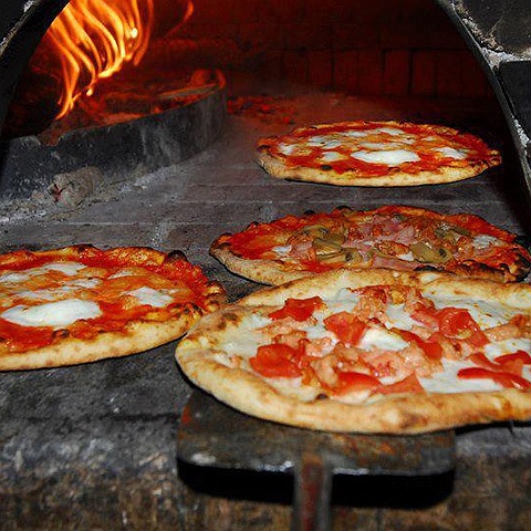 Terrazzo superiore, forno con pizza